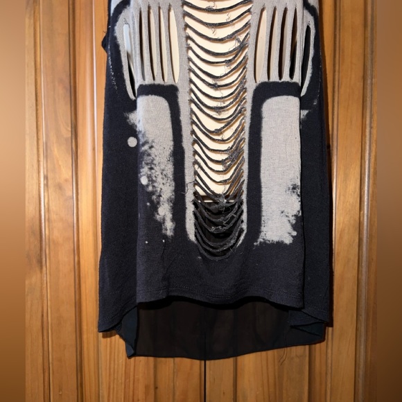 Distressed top - Picture 3 of 6
